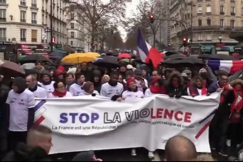 Media nie mówią zbyt wiele na temat marszu "czerwonych szali", w którym udział wzięło ponad 10 tys. przeciwników "żółtych kamizelek".