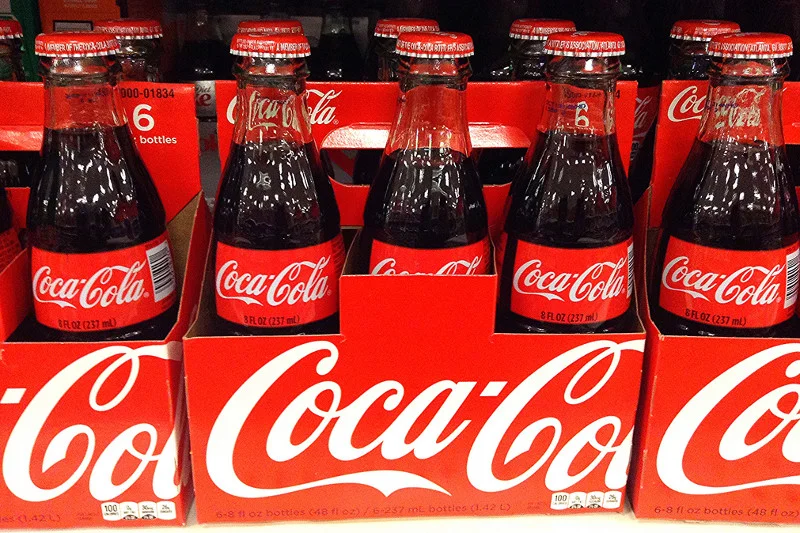 Coca-Cola to jedna z najsłynniejszych marek na świecie. Sukces wykuwała sobie nie tylko świetnym marketingiem, ale także rządowymi interwencjami i metodą na outsourcing