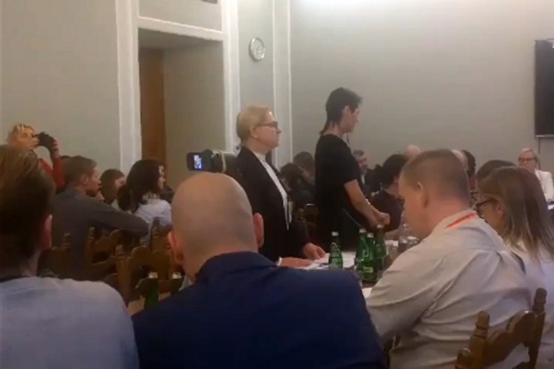 Kobieta podająca się za Matkę Boską i sala śpiewająca "Boże, coś Polskę" - tak wyglądały obrady sejmowej komisji rolnictwa.