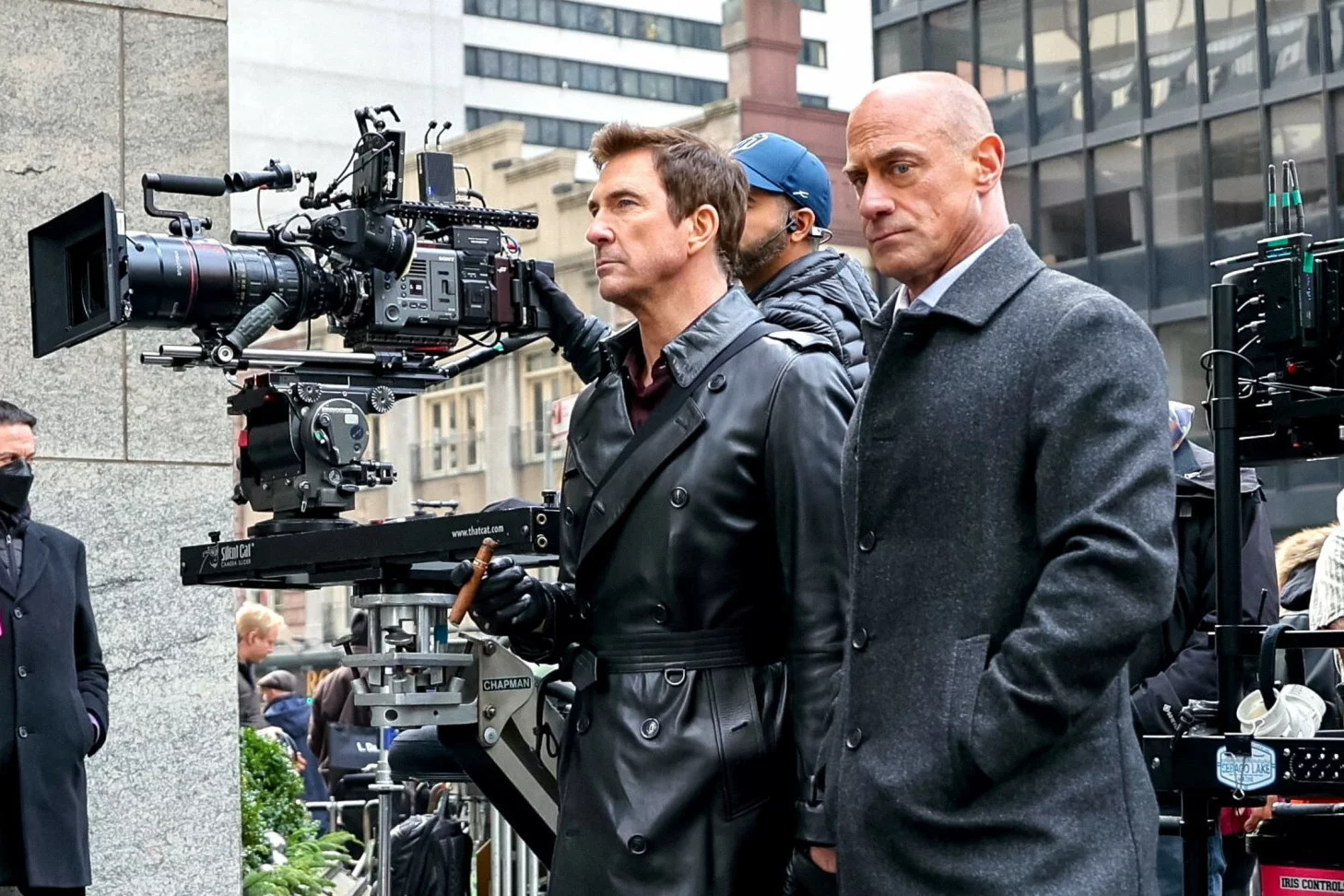 Dylan McDermott i Christopher Meloni na planie serialu "Prawo i porządek: Przestępczość zorganizowana" w Nowym Jorku