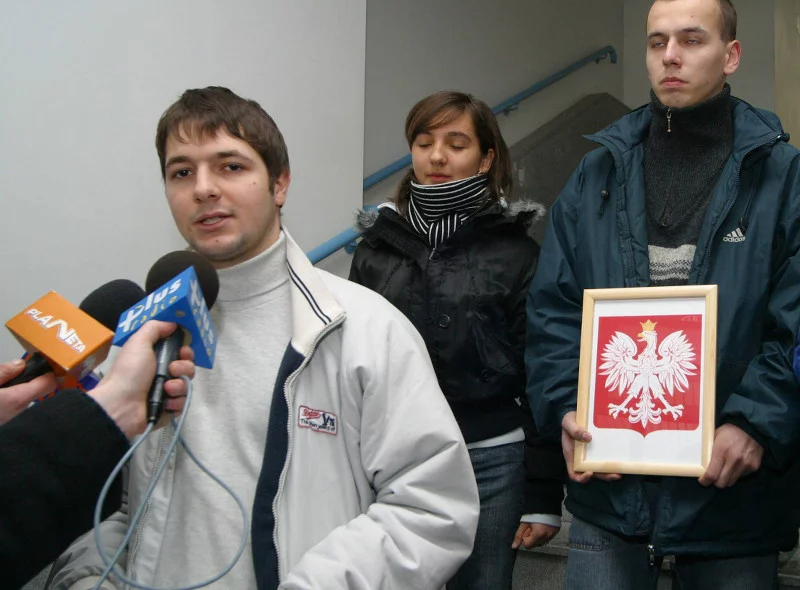 Happening Młodych Konserwatystów w 2006 roku przed gmachem Uniwersytetu Opolskiego, na czele 21-letni Patryk Jaki