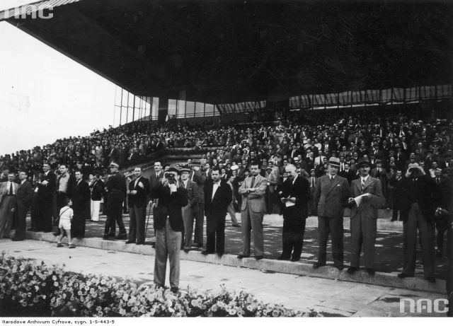 Kibice obserwują bieg o nagrodę 50 000 złotych, 1939, lipiec