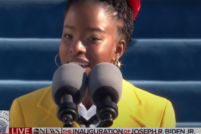 Wiersz Amandy Gorman "The Hill We Climb" na inauguracji Joe Bidena.