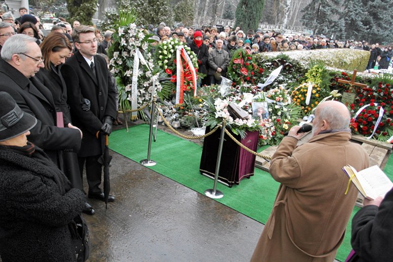 Uroczystości pogrzebowe dziennikarki Teresy Torańskiej na warszawskich Powązkach.