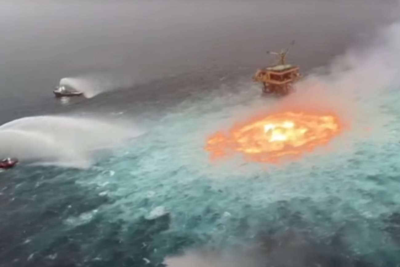 Na wodach Zatoki Meksykańskiej, niedaleko platformy wiertniczej, wybuchł pożar.