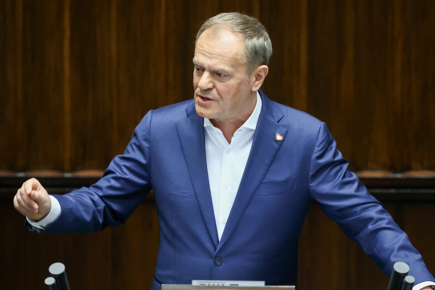 PiS zagłosował przeciwko Polsce. Tusk i szef MON komentują