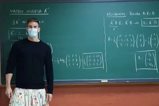 Nauczyciele w Hiszpanii noszą spódnice na znak solidarności z ofiarami stereotypów płciowych.