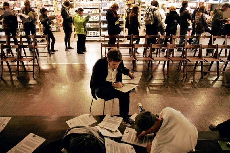 Kolejka po bilety na Warszawskim Festiwalu Filmowym.