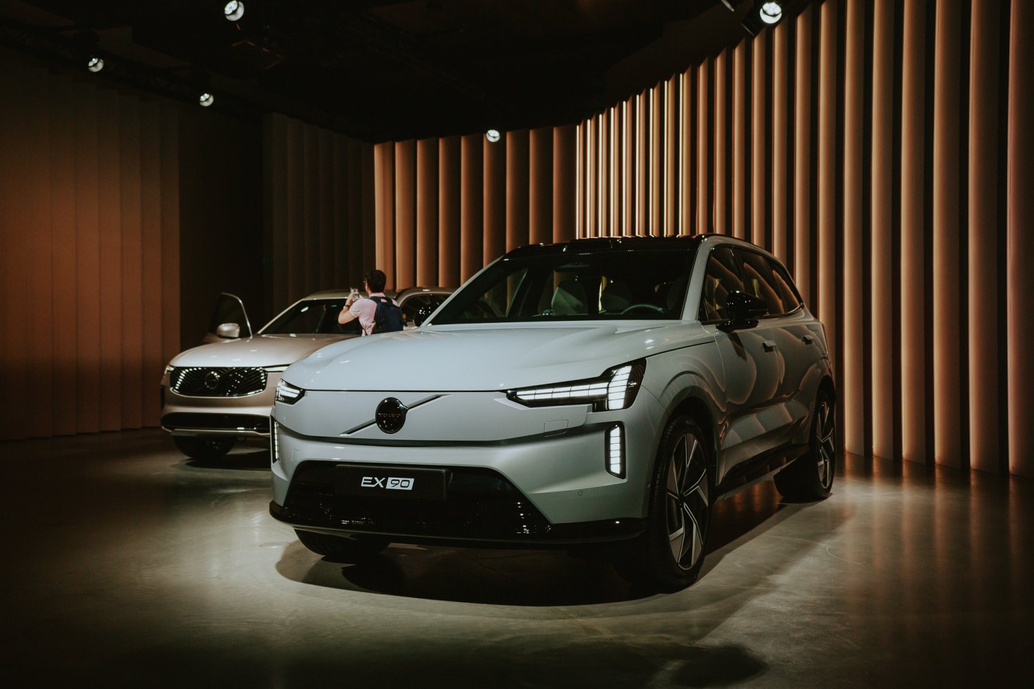 Volvo EX90 to w pełni elektryczny samochód osobowy typu SUV, pomyślany jako godny następca klasycznego modelu XC90, a zarazem flagowe auto szwedzkiego producenta w dziedzinie elektromobilnej motoryzacji.