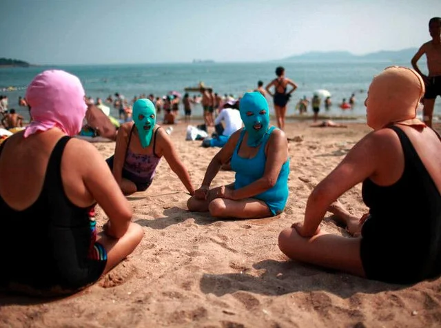 Takie maski można kupić w sklepikach przy plaży, a nawet w internecie.