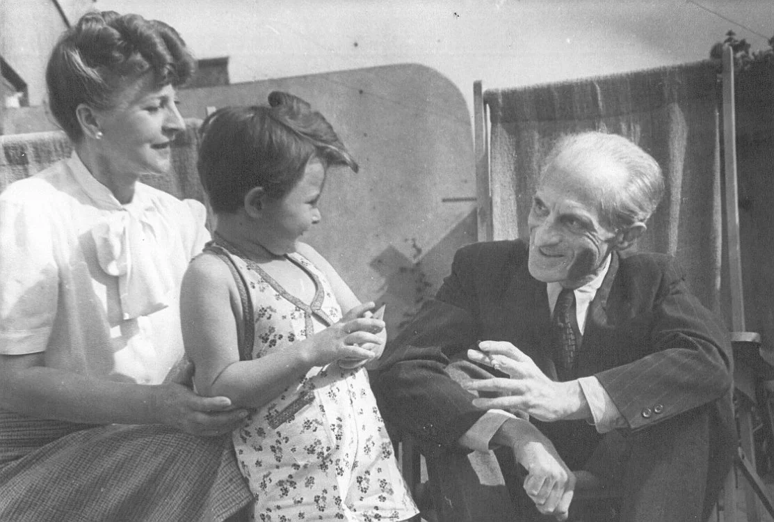 Julian Tuwim z żoną Stefanią i córką Ewą, 1947 r.