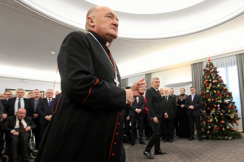 Kardynał Nycz na spotkaniu opłatkowym z senatorami
