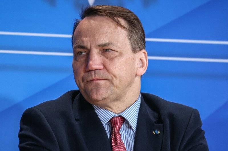 "Thank you, USA" Sikorskiego. Europoseł wylądował "na dywaniku" u Tuska