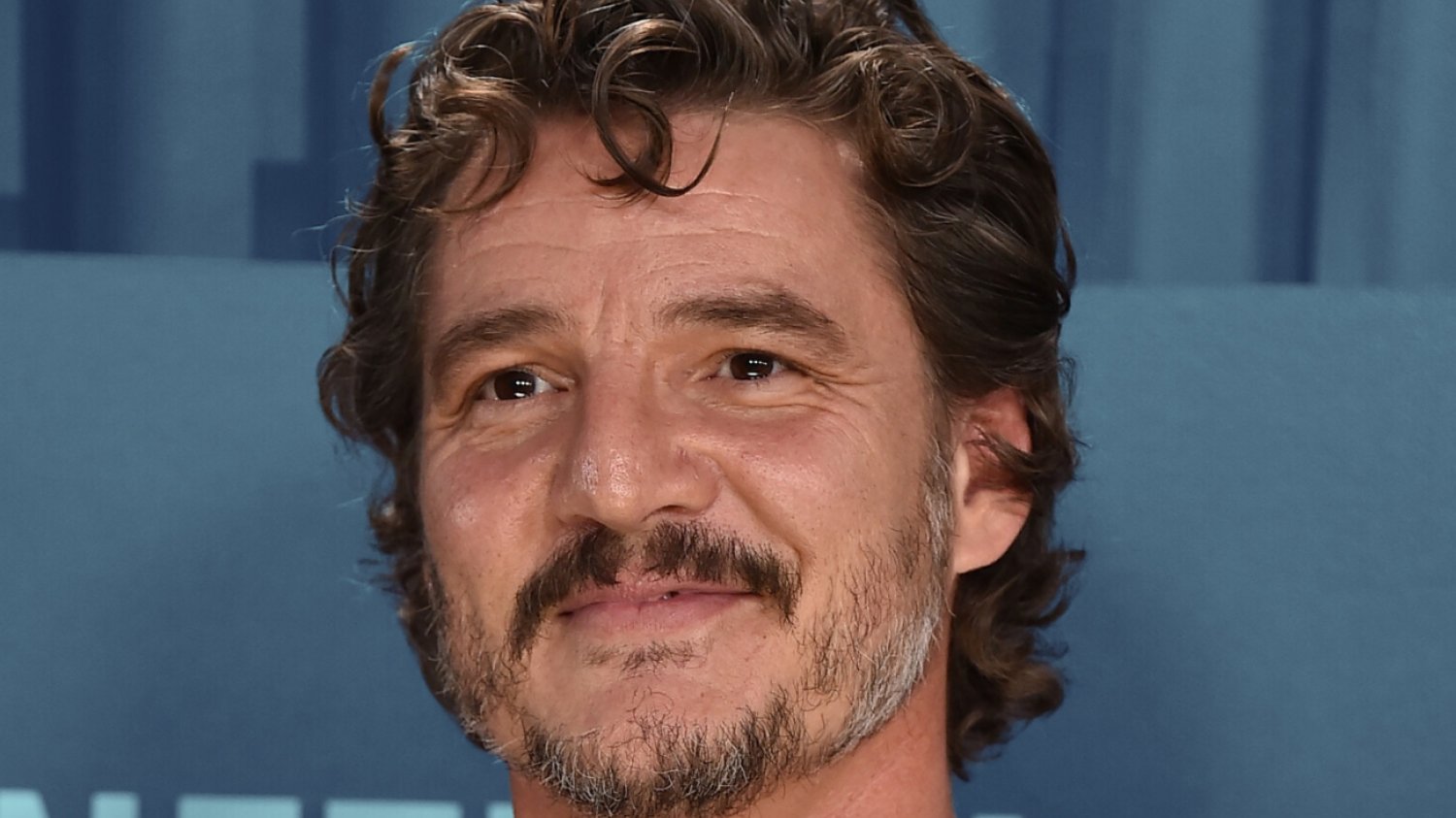 Pedro Pascal czyta książkę Olgi Tokarczuk. Jaką? Pedro Pascal czyta książkę Olgi Tokarczuk. Jaką?