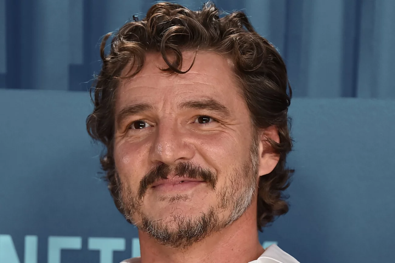 Pedro Pascal czyta książkę Olgi Tokarczuk. Jaką? Pedro Pascal czyta książkę Olgi Tokarczuk. Jaką?