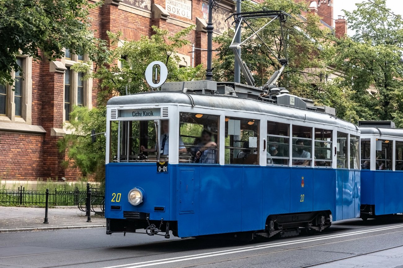 Rozebrany mężczyzna, który kopał tramwaj, był najprawdopodniej pijany.