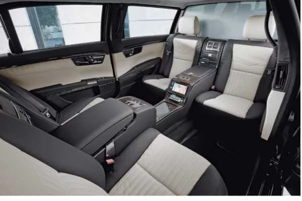 Mercedes 600 Pullman - wnętrze. Czy to jeszcze samochód, czy luksusowy salon na kołach?