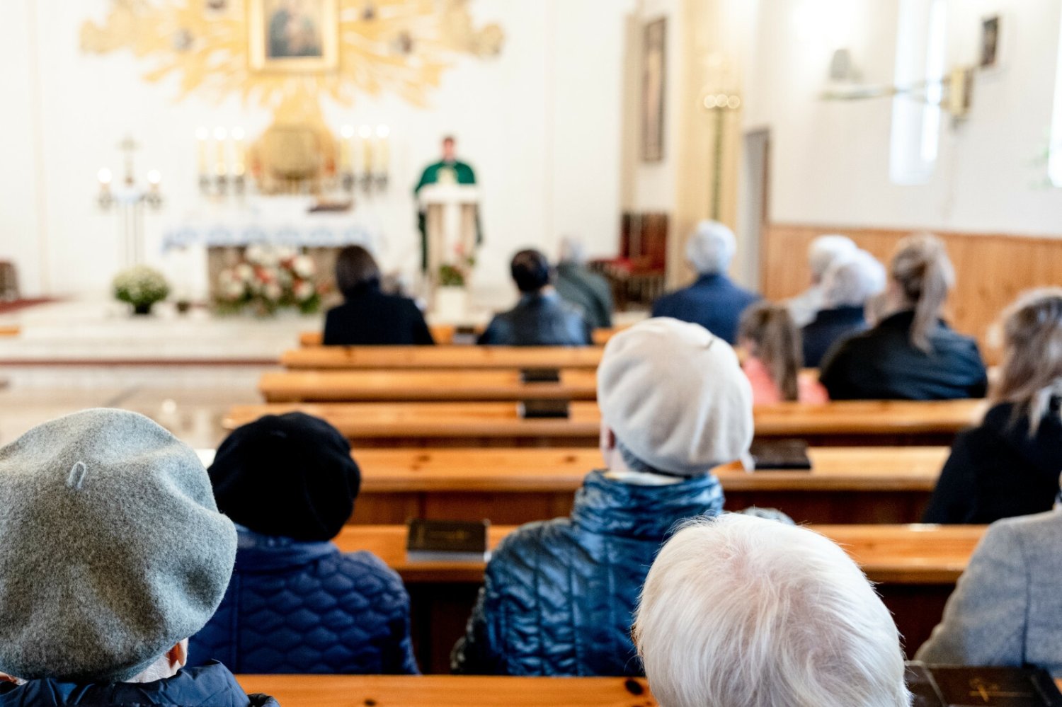Msza w kościele. Zdjęcie ilustracyjne.