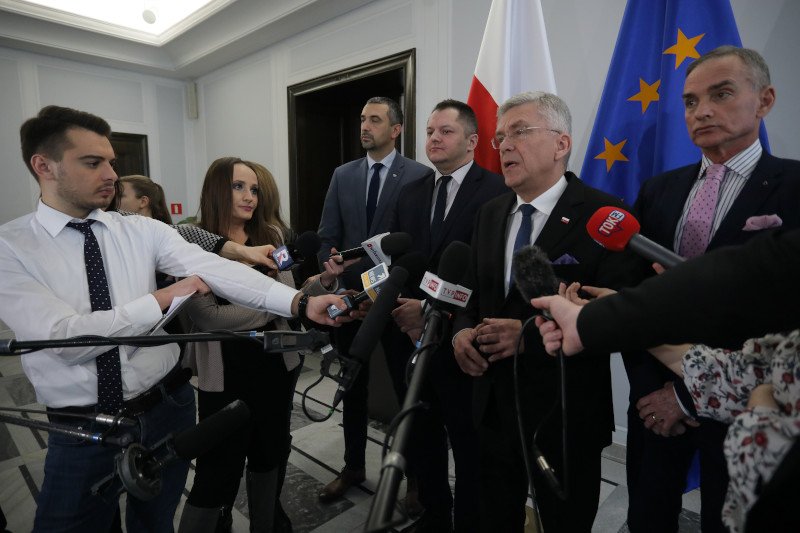 Stanisław Karczewski zarzucił Tomaszowi Grodzkiemu sianie paniki, ale sam nie był lepszy...