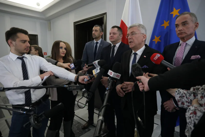 Stanisław Karczewski zarzucił Tomaszowi Grodzkiemu sianie paniki, ale sam nie był lepszy...