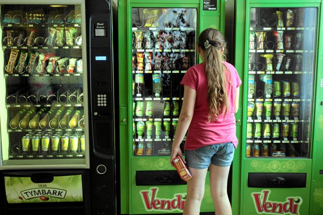 Po wprowadzeniu restrykcyjny norm w nowym roku szkolnym wielu takich automatów nie udało się zapełnić towarem