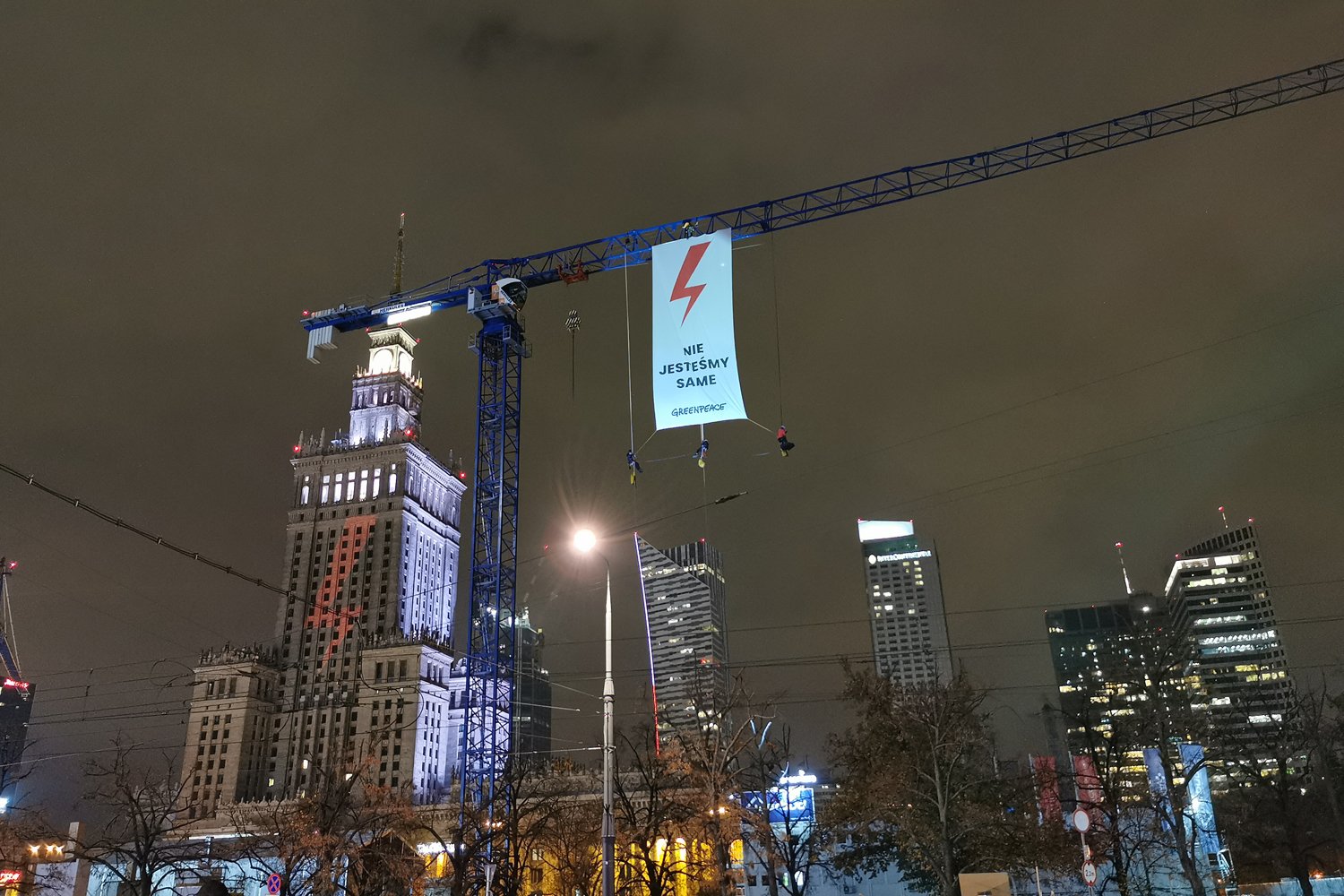 Wielki baner zawisł na jednym z dźwigów.