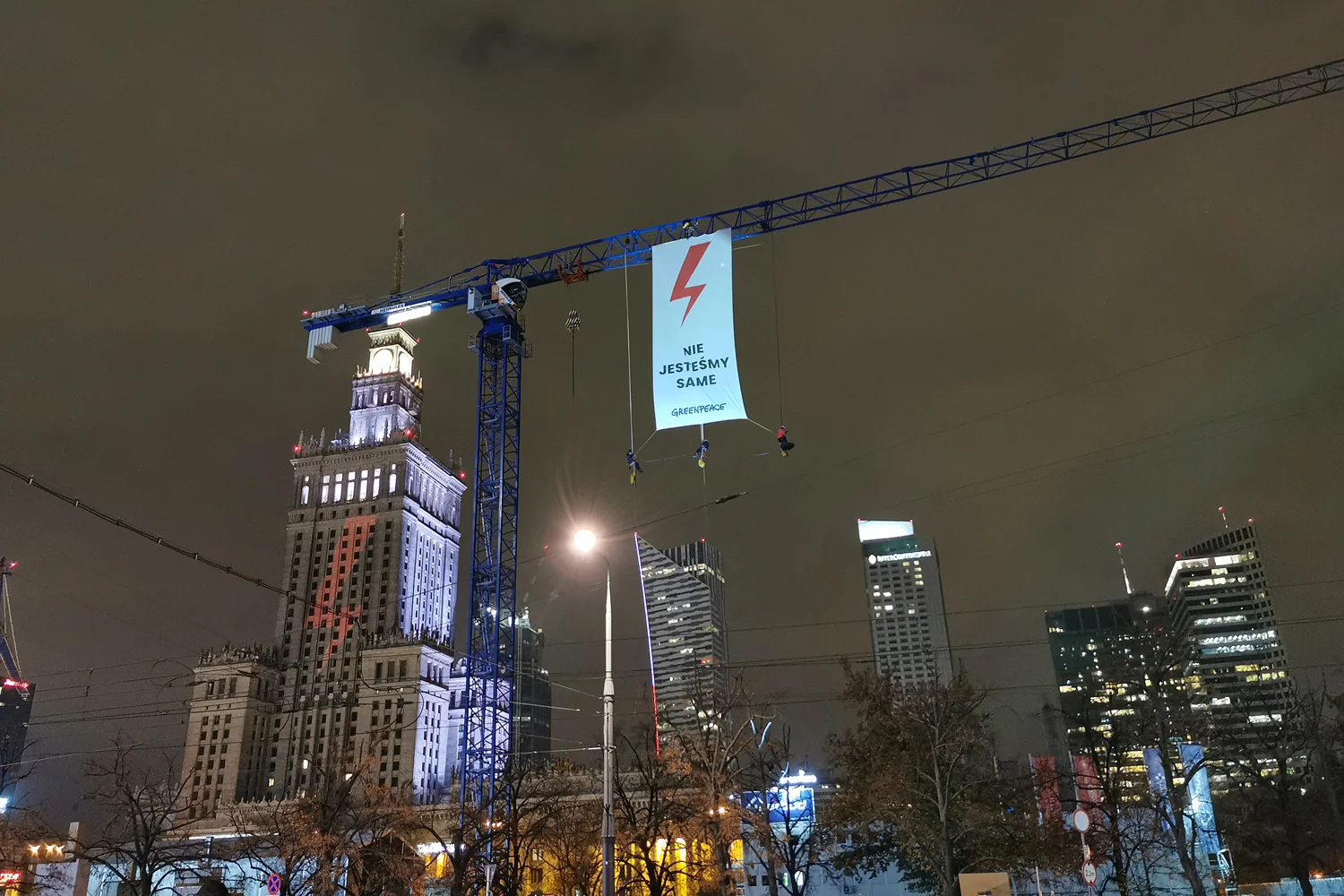 Wielki baner zawisł na jednym z dźwigów.
