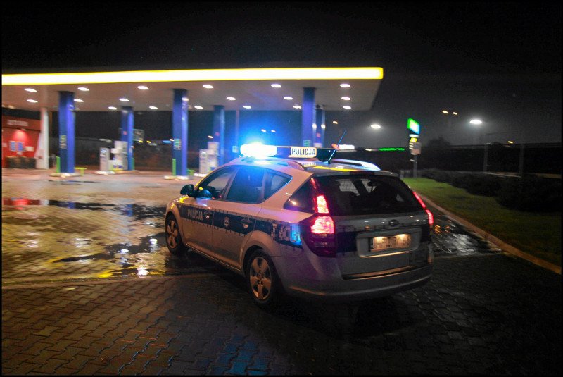 Akcja policji w Lwówku Śląskim po doniesieniu, że para ma koronawirusa. (zdjęcie ilustracyjne)