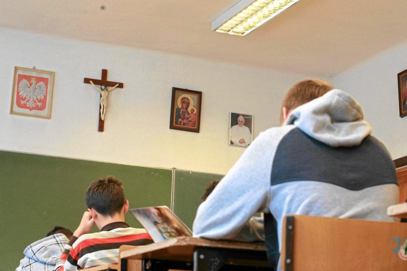 Katechetka: "kobieta bez makijażu, ubrana w worek pokutny". Na co może sobie pozwolić nauczycielka religii?