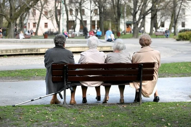 Jakie są warunki wcześniejszej emerytury za staż pracy?