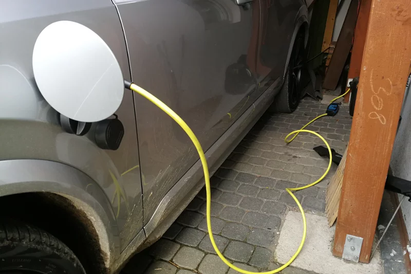 Wystarczy zwykły kontakt, by podładować auto.