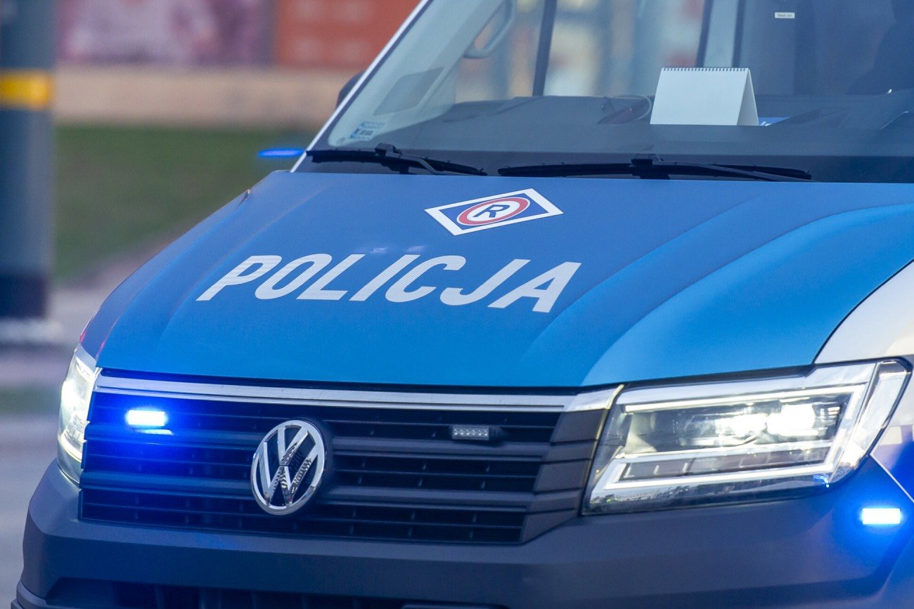 policyjny radiowóz na sygnale