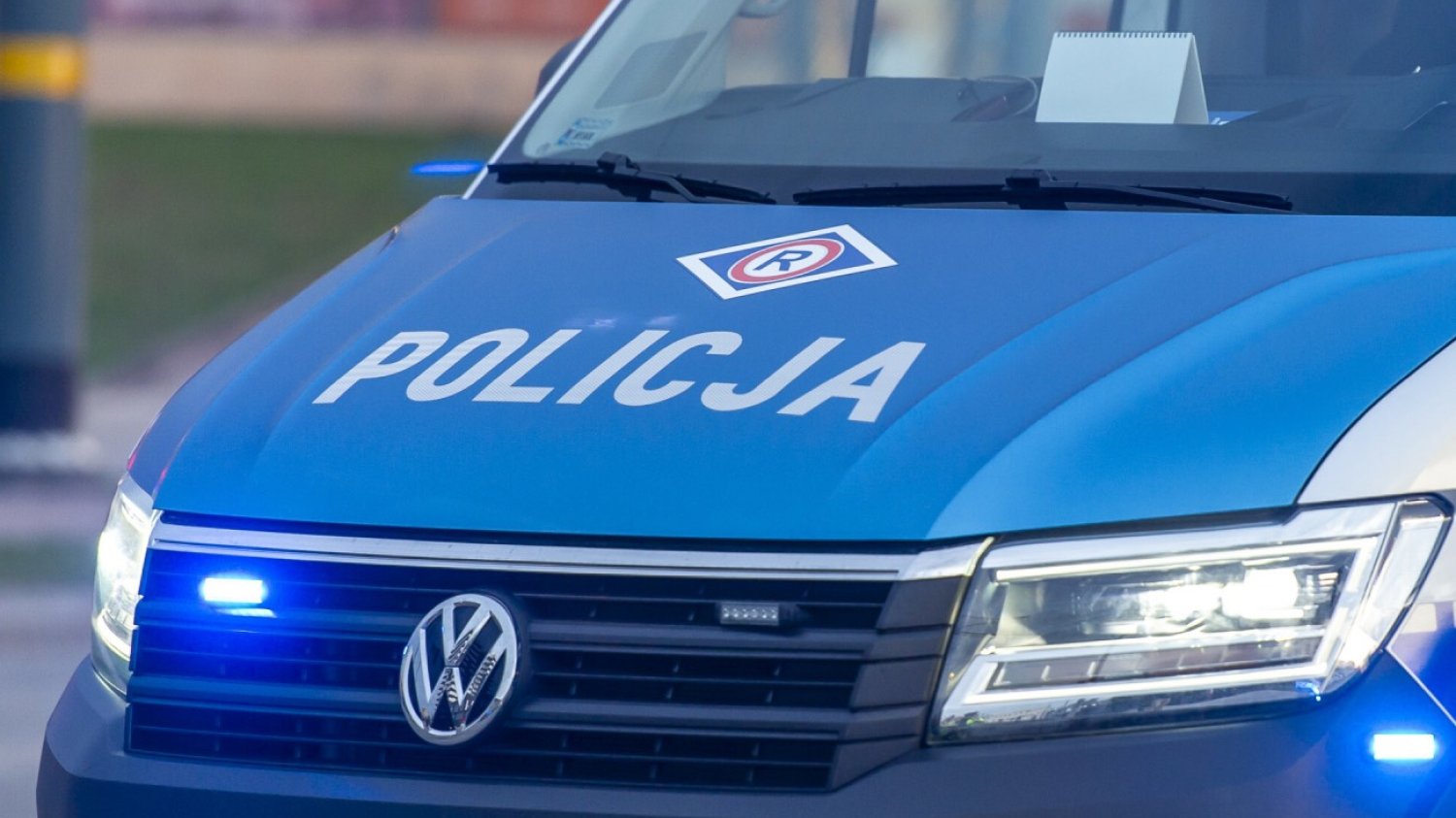 policyjny radiowóz na sygnale