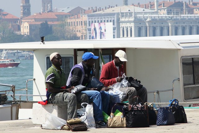 PiS ostrzega, że przed laty Finlandia wpuściła 100 uchodźców z Somalii, a teraz są ich tysiące.