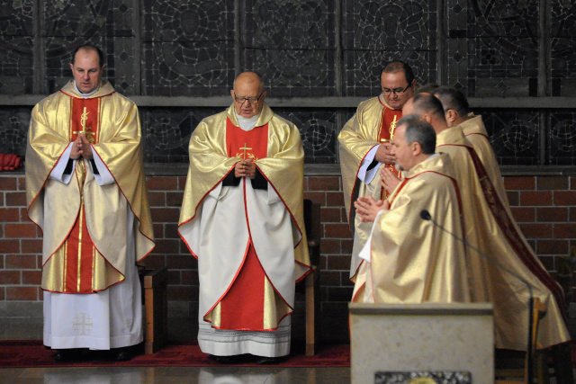 Episkopat długo nie uważał za stosowne Intronizować Chrystusa na króla Polski. W końcu jednak zmienił zdanie.