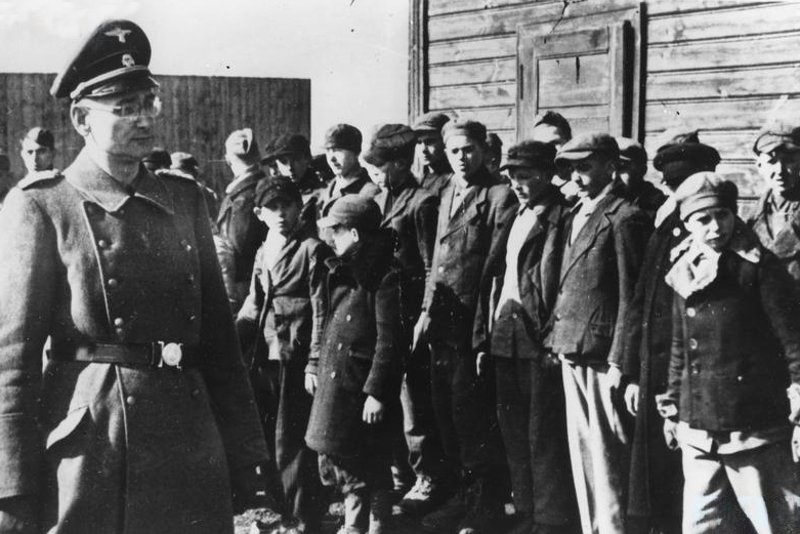 Apel w Obozie wychowawczym dla młodych Polaków Policji Bezpieczeństwa w Łodzi.