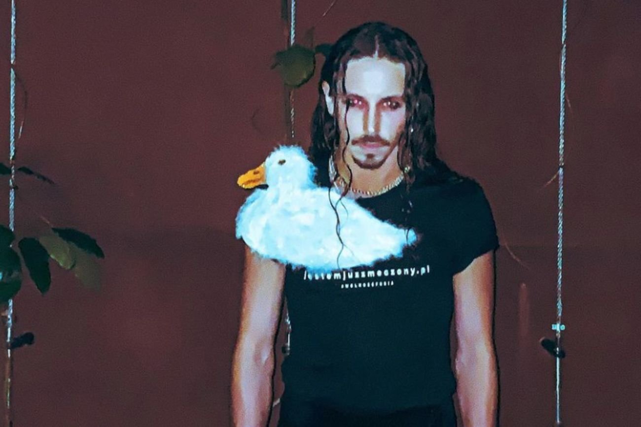 Michał Szpak w bluzce z kaczką. Czy to nawiązanie do prezesa Prawa i Sprawiedliwości?