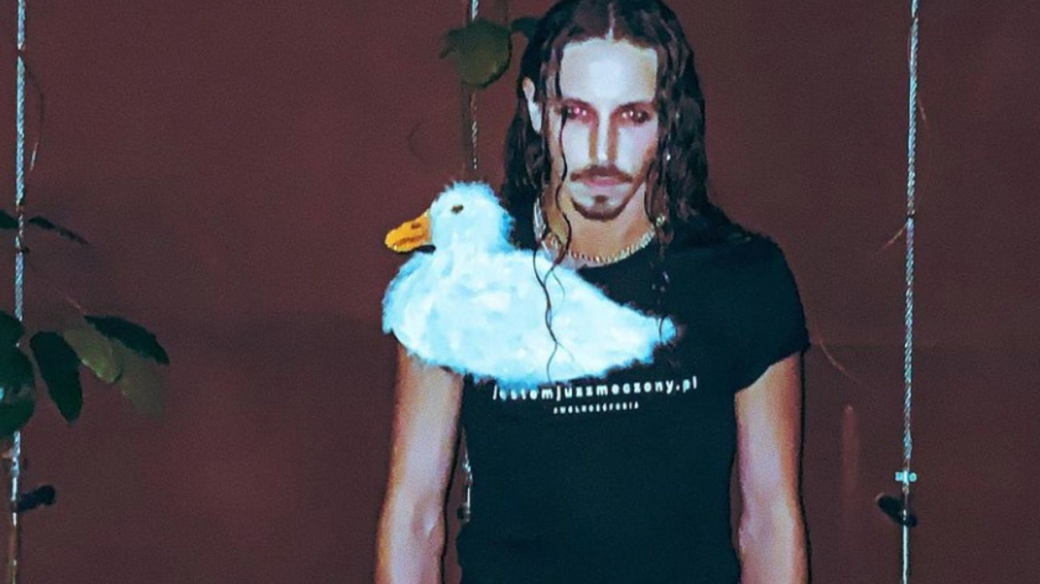 Michał Szpak w bluzce z kaczką. Czy to nawiązanie do prezesa Prawa i Sprawiedliwości?