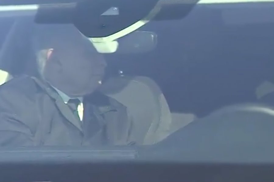 Tajemnicze spotkanie Jarosława Kaczyńskiego z Mateuszem Morawieckim i Mariuszem Błaszczakiem. Na ważny szczegół zwrócił uwagę Radosław Sikorski.