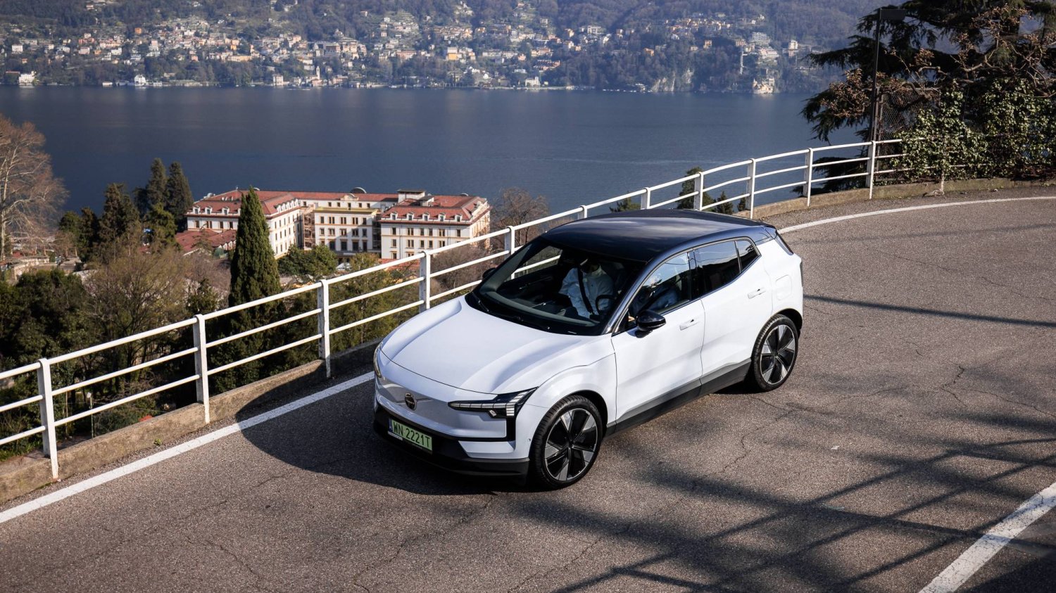 Zimny Szwed i gorąca Włoszka, czyli test nowego Volvo EX30 nad jeziorem Como.