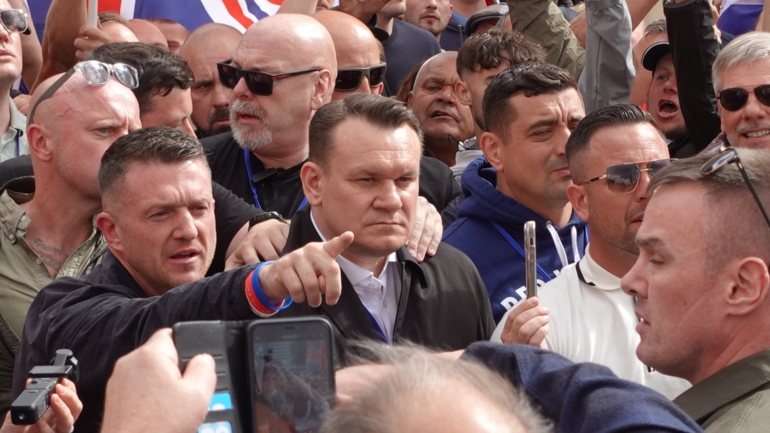Dominik Tarczyński nie wpuszczony do UK w 2026 Tommy Robinson i Dominik Tarczyński razem na proteście w Wielkiej Brytanii