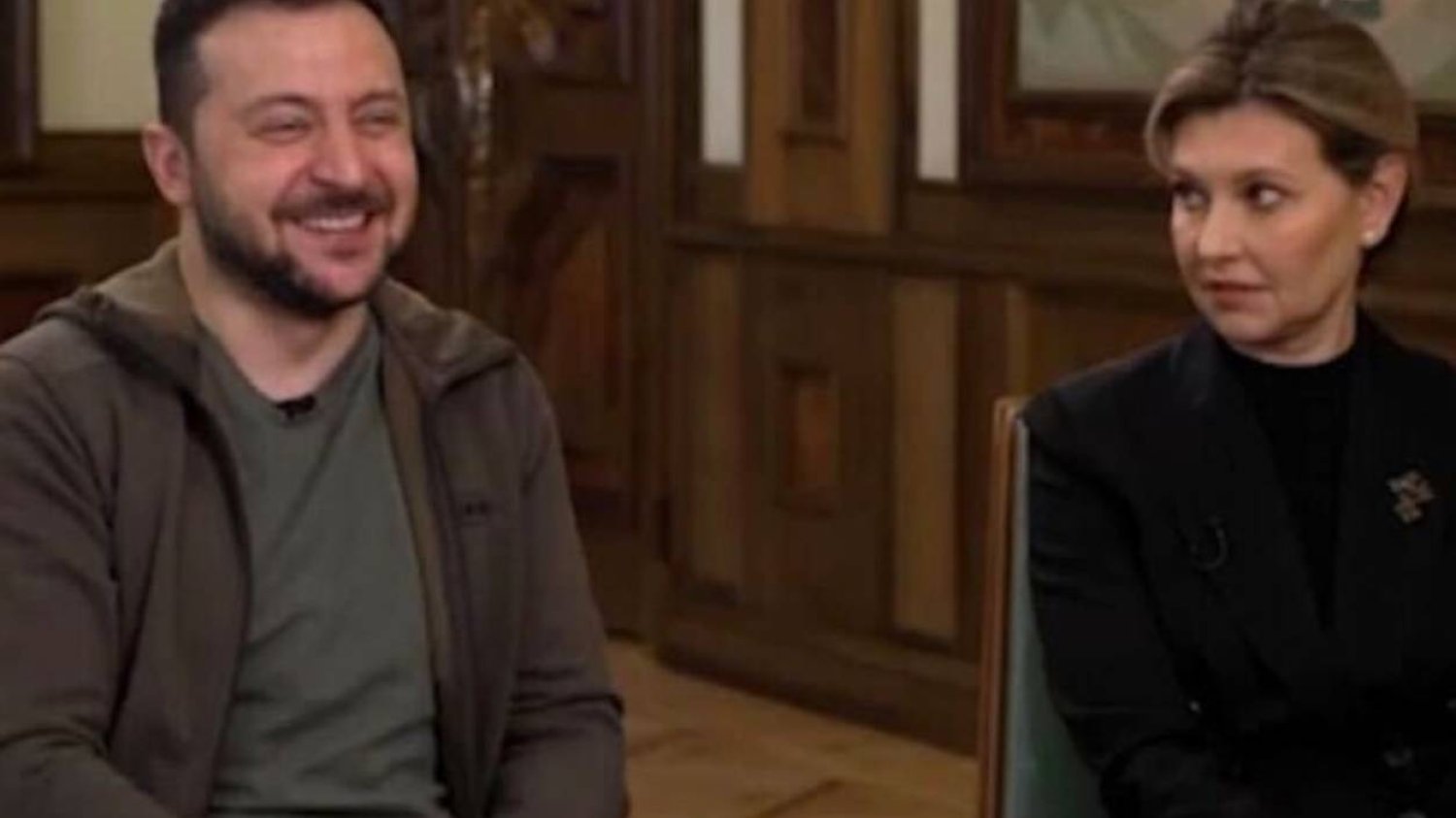 Prezydent Zełenski naraził się żonie w czasie wywiadu. Prezydent Zełenski naraził się żonie w czasie wywiadu.