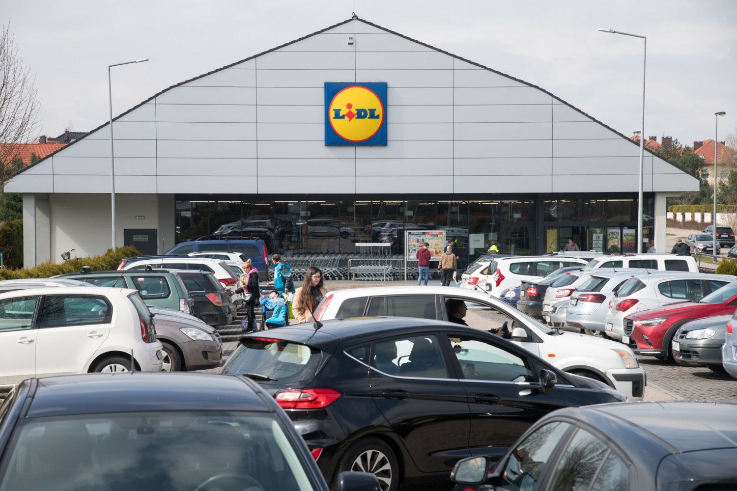 Tłumy uderzają do Lidla. Wszystko przez promocję na kosmetyki za złotówkę