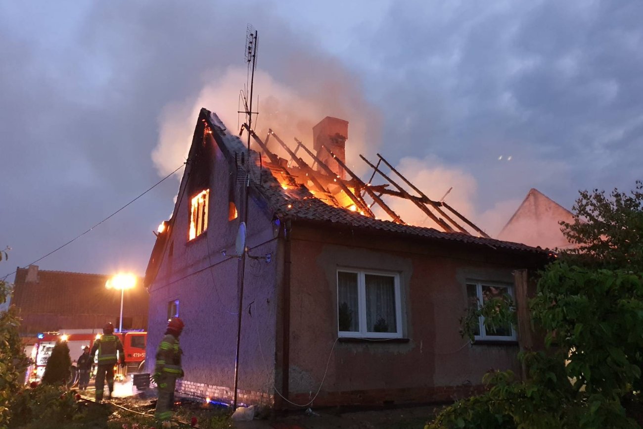 Płonący dom w miejscowości Silginy.