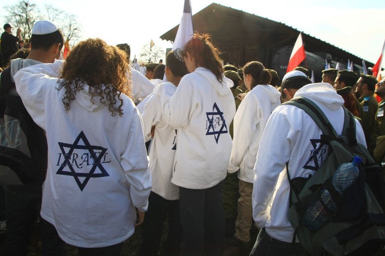 Times of Israel podał informację o rzekomym incydencie, do jakiego miało dojść w centrum Warszawy z udziałem dwóch pijanych Polaków.