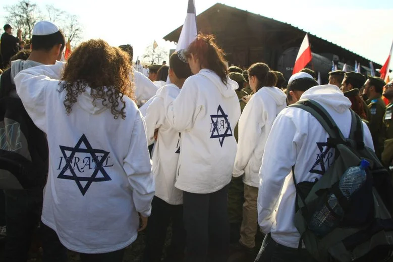 Times of Israel podał informację o rzekomym incydencie, do jakiego miało dojść w centrum Warszawy z udziałem dwóch pijanych Polaków.
