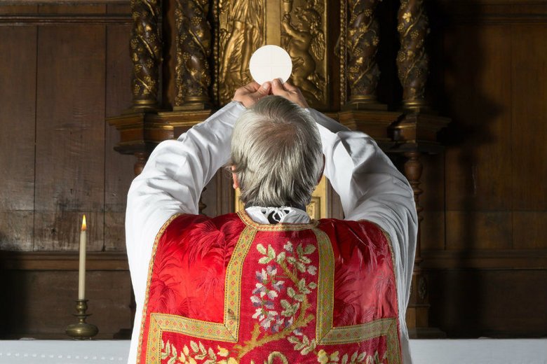 Według internautki ksiądz proboszcz z Parafii Świętego Ducha w Koszalinie miał być niezadowolony ze zbyt niskiej sumy, jaką jedna z parafianek miała mu przekazać w kopercie. Duchowny w rozmowie z naTemat wszystkiemu zaprzecza. Zdjęcie poglądowe.