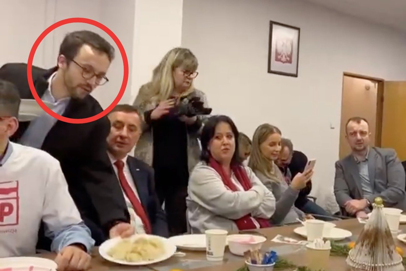 Na wigilii polityków PiS w siedzibie TVP pierogi podawał Samuel Pereira