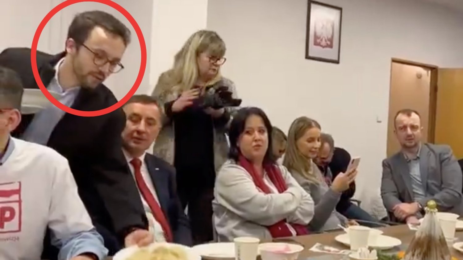 Na wigilii polityków PiS w siedzibie TVP pierogi podawał Samuel Pereira
