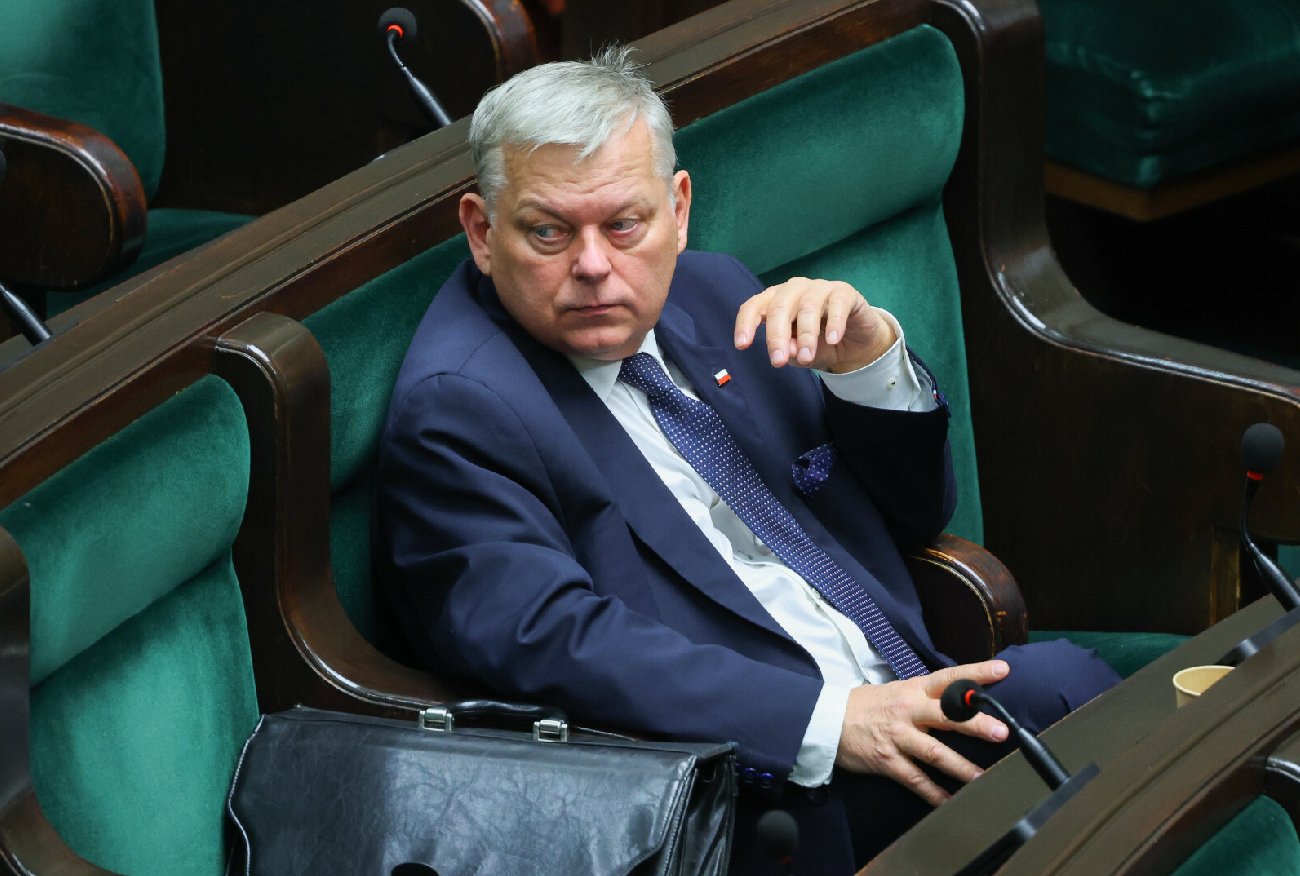 Człowiek Suskiego wyleciał z Enei. W tle huczna impreza i mobilne kasyno.